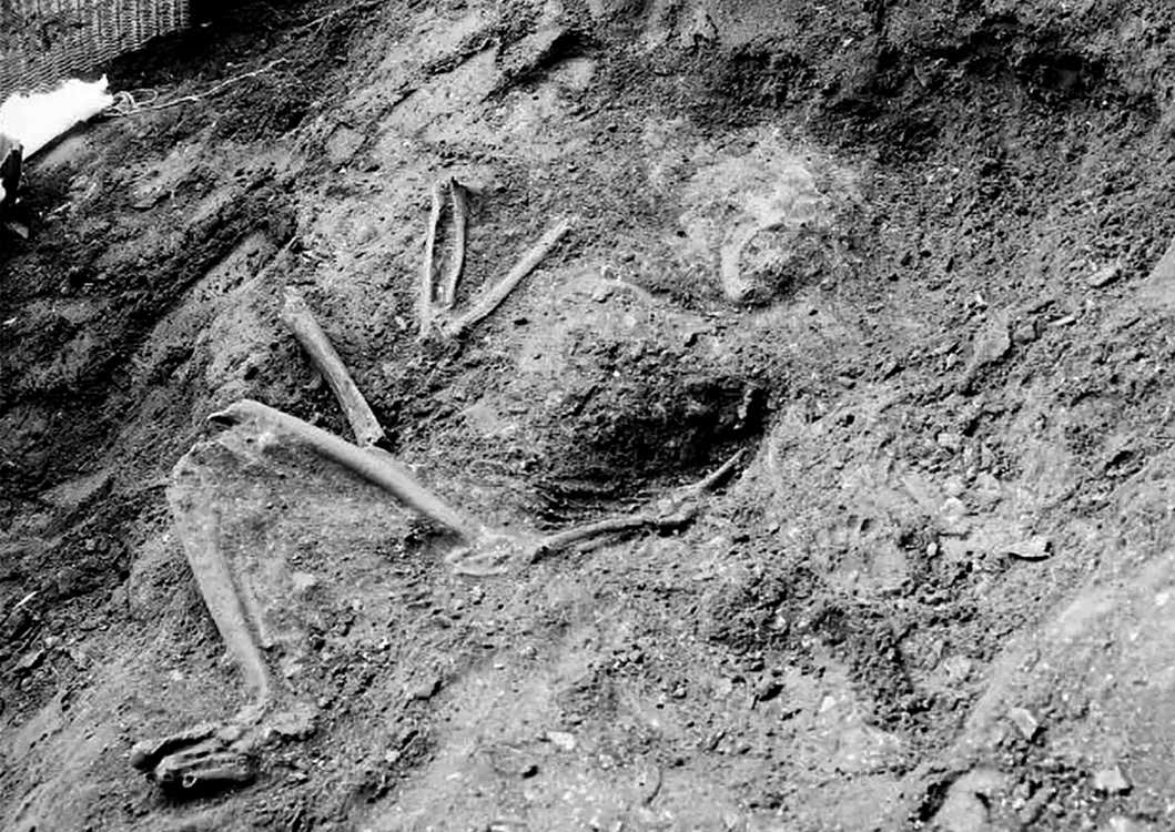 Neanderthal fossils: Ferrrassie skeleton in situ